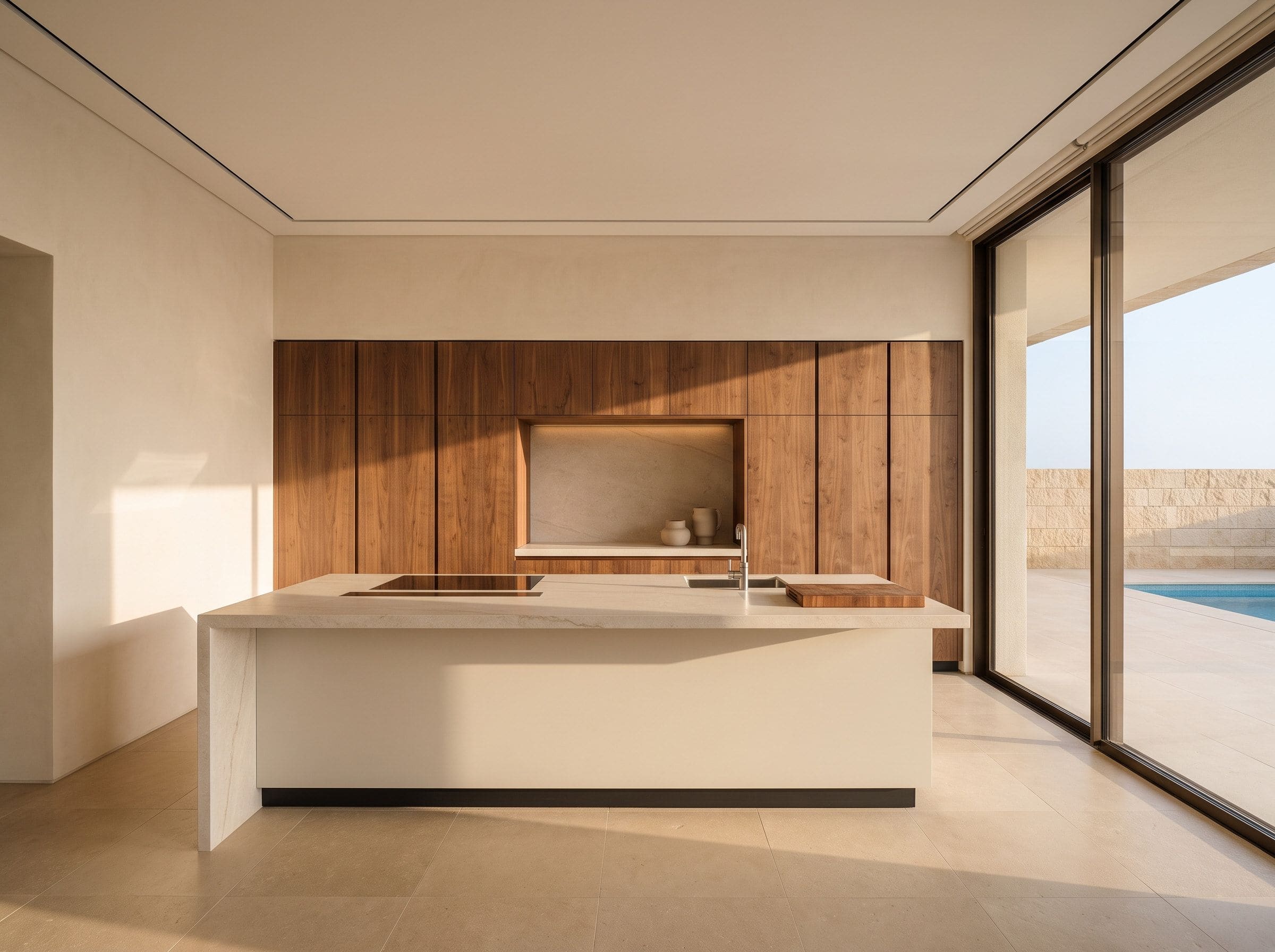 Cozinha de moradia premium com ilha em pedra de grande dimensão e painéis em nogueira